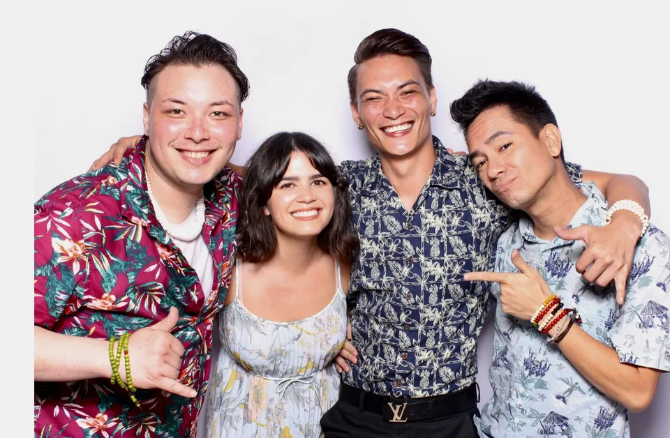 photo-booth aloha four-friends